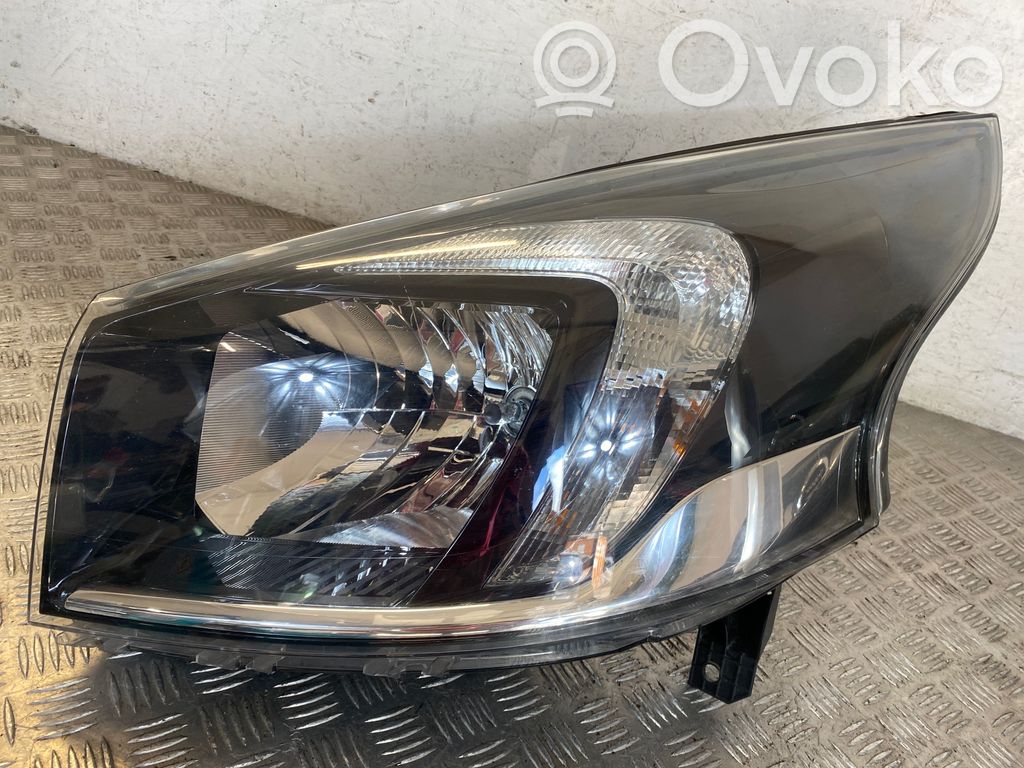 Opel Vivaro Lampa przednia 