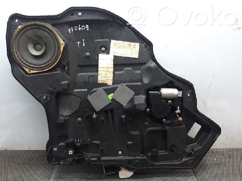 Rear window lifting mechanism without motor