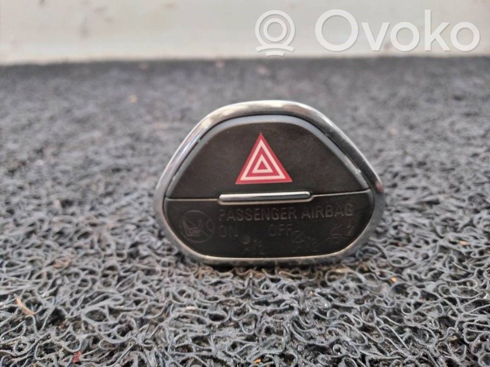 Opel Corsa E Hätävilkkujen kytkin 