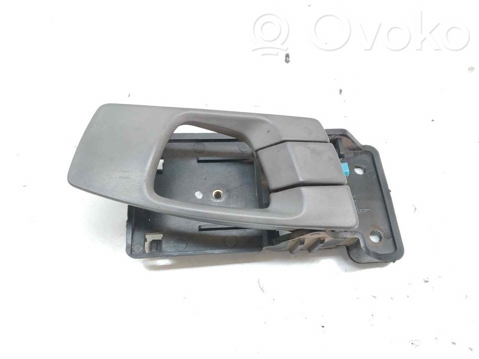 KIA Carens I Manecilla interna puerta trasera 