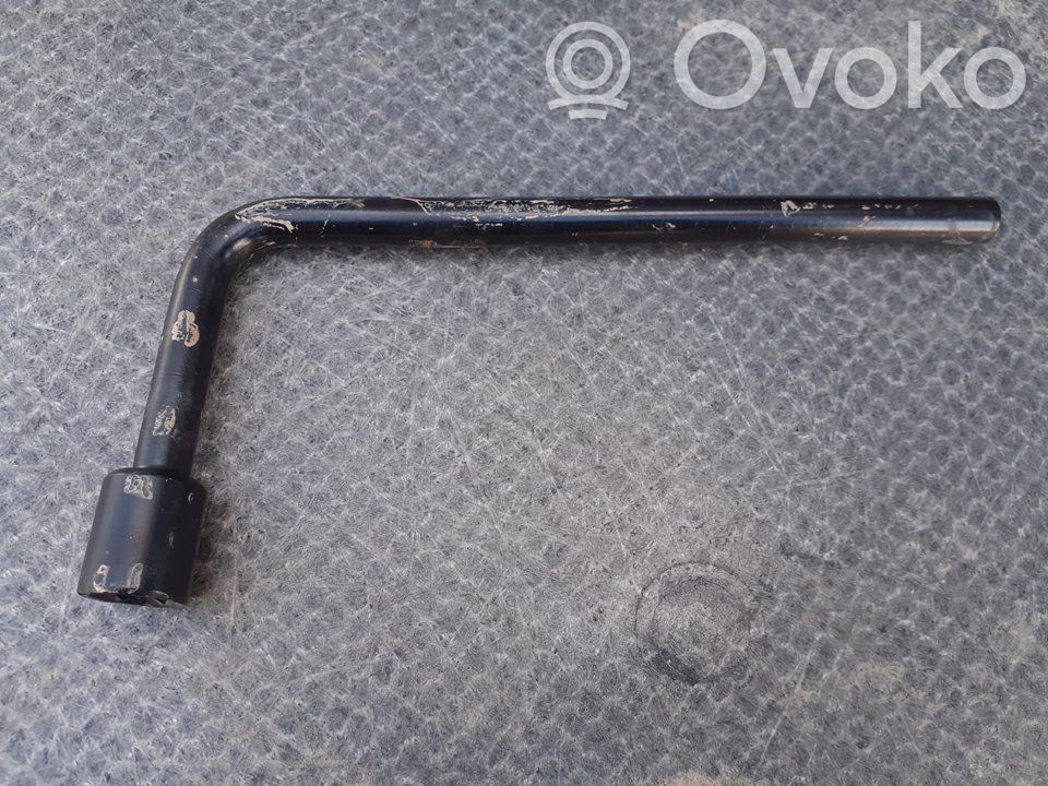 Llave de tuercas de rueda