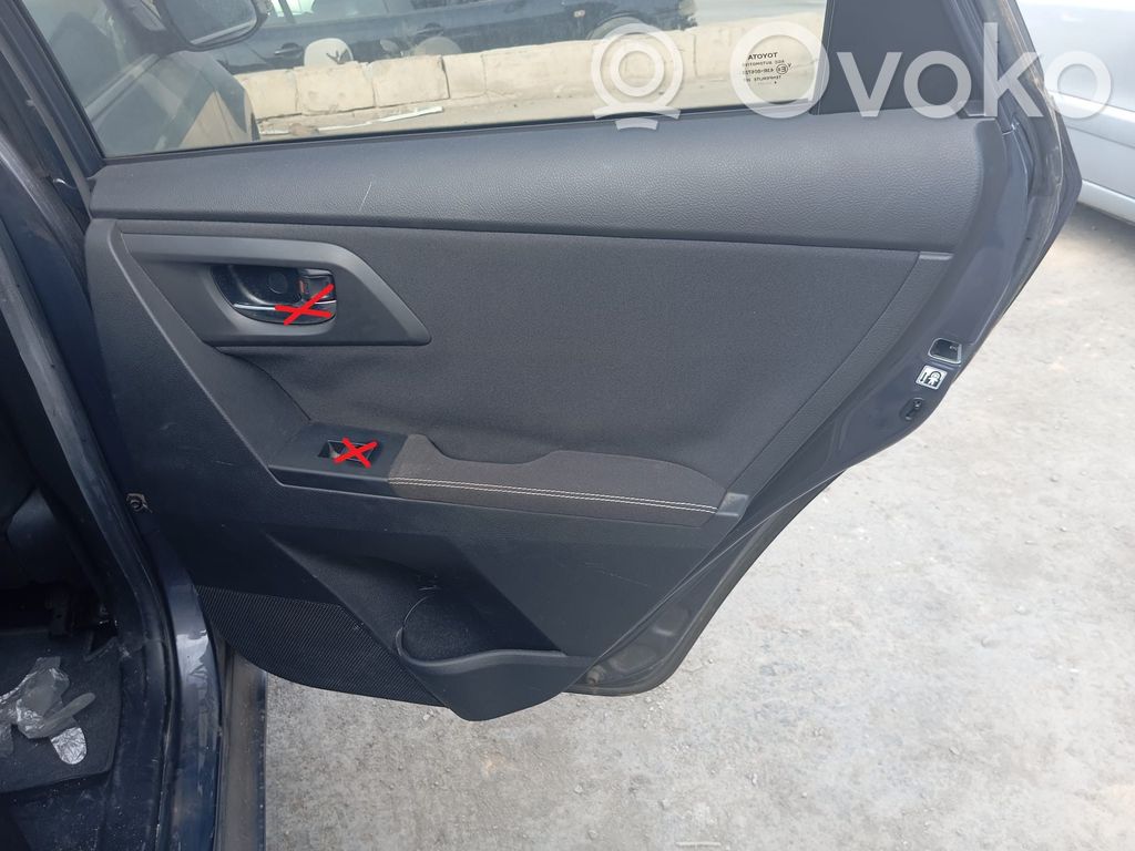 Moldura del tarjetero de la puerta trasera