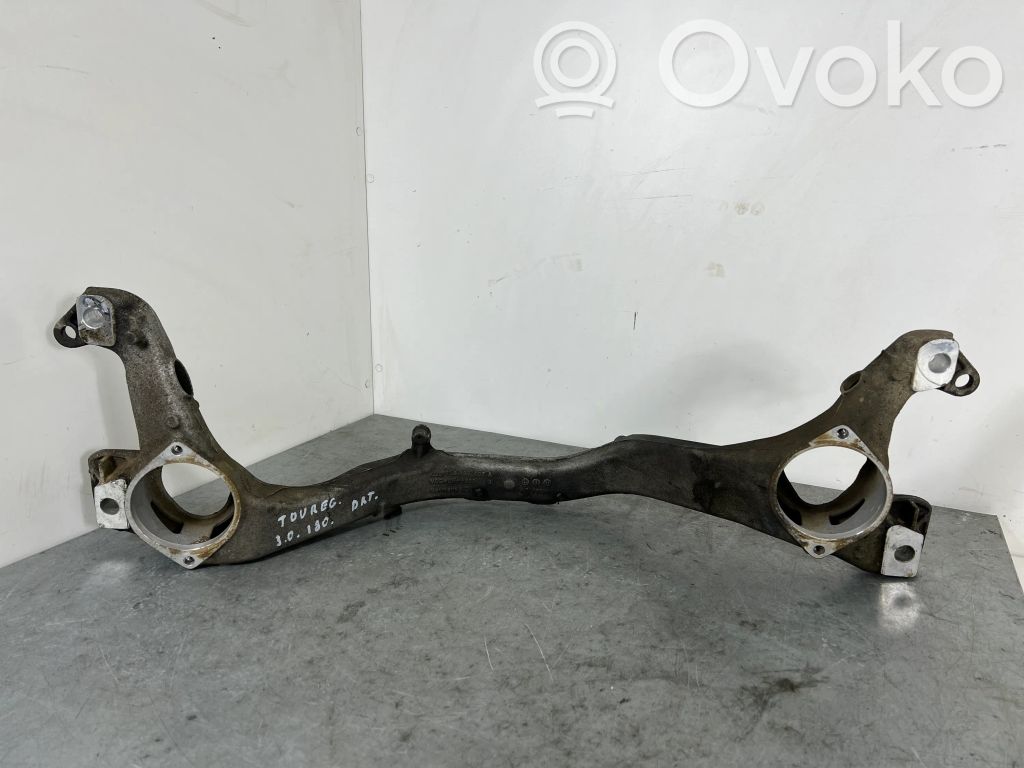 Volkswagen Touareg II Engine mounting bracket 