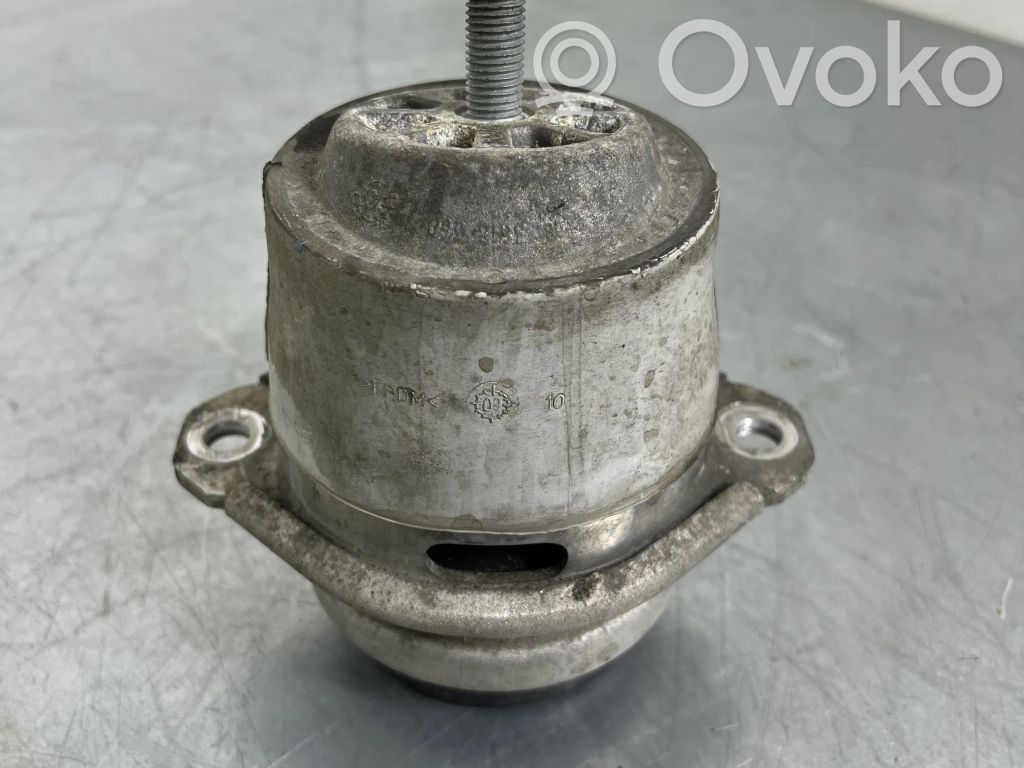 Volkswagen Touareg II Engine mount bracket 