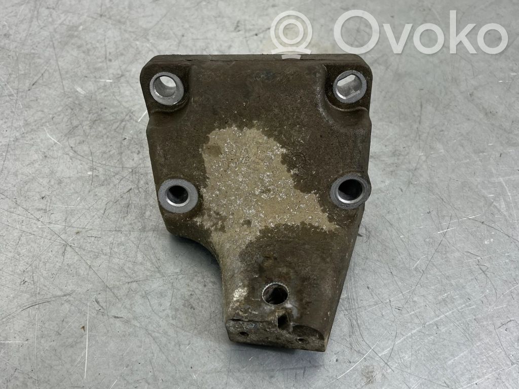 Jeep Grand Cherokee Engine mounting bracket 