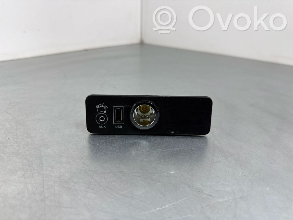 Land Rover Range Rover Sport L494 USB socket connector 