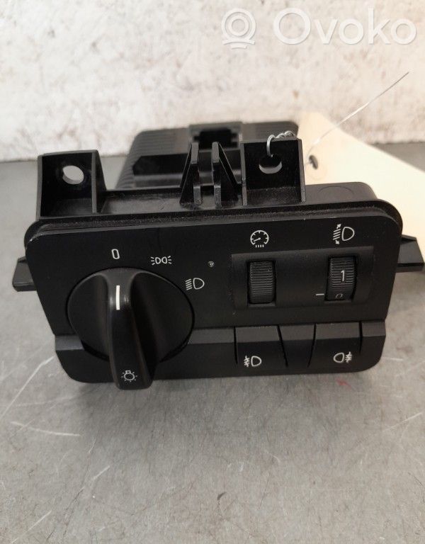 Light switch   61318378572