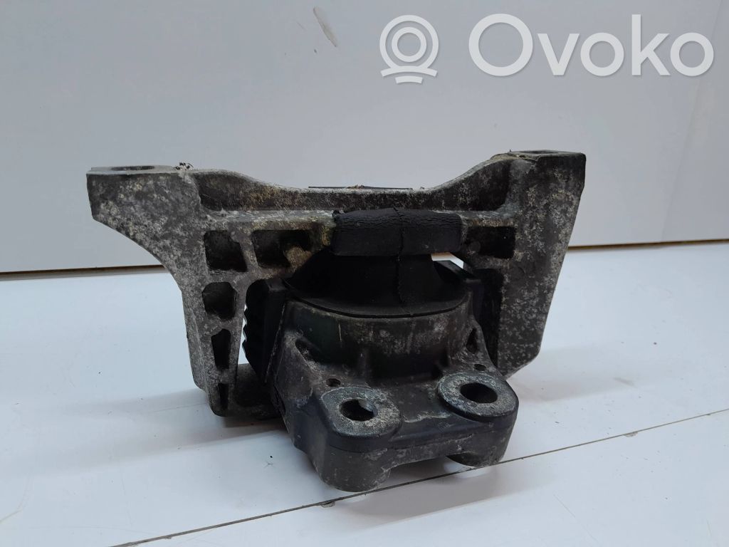 Volvo V50 Engine mount bracket 