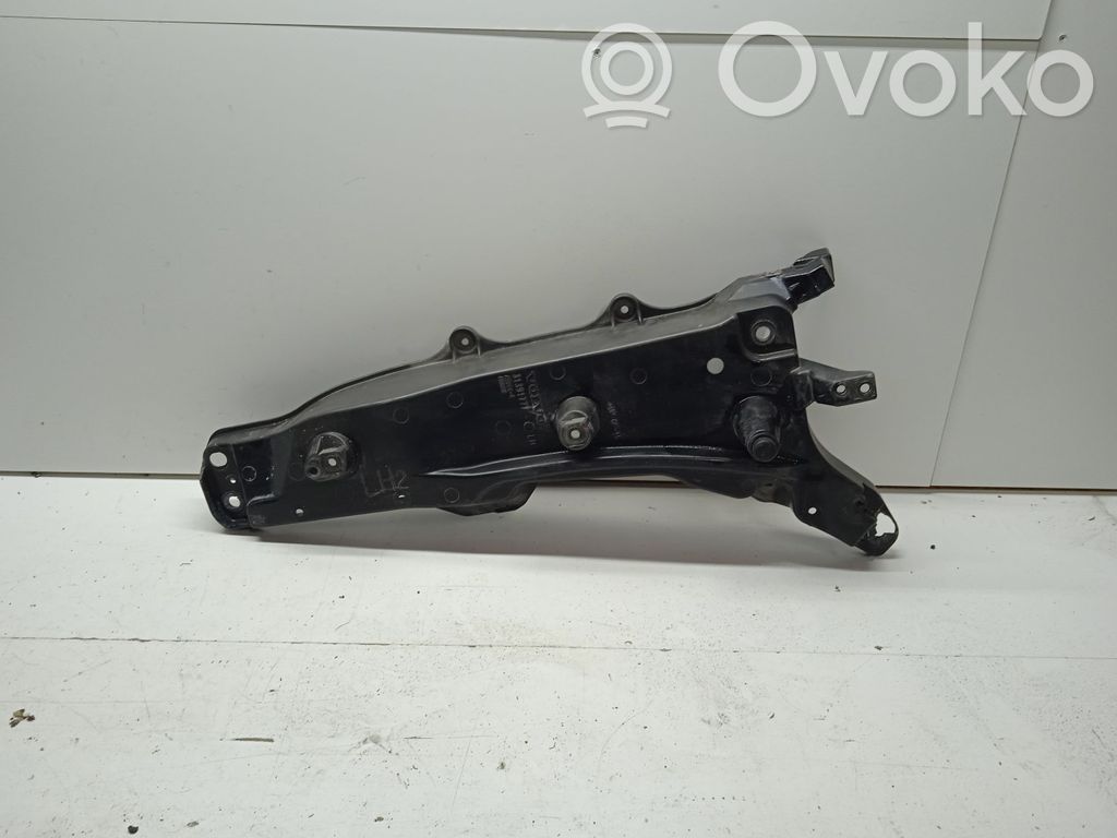 Volvo XC90 Fender mounting bracket 