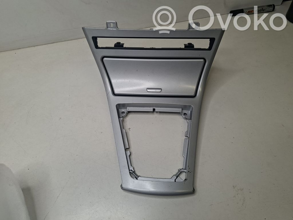 BMW X3 E83 Ātrumu pārslēgšanas sviras dekoratīvā apdare (plastmasas) 