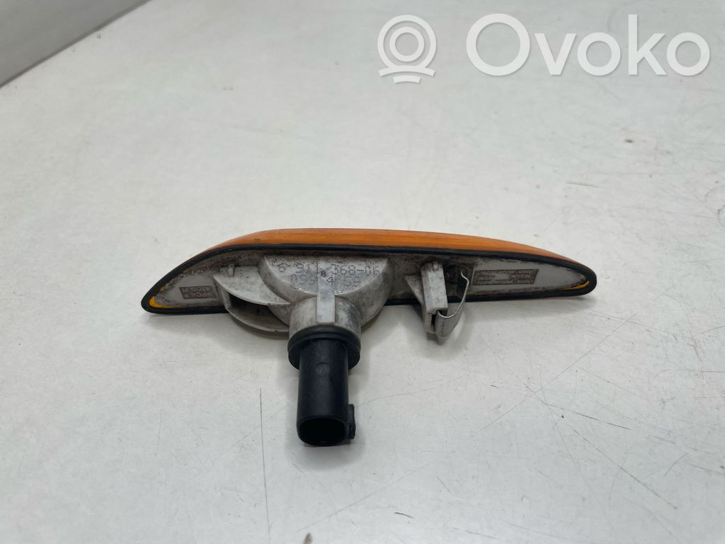 Front fender indicator light   6911368