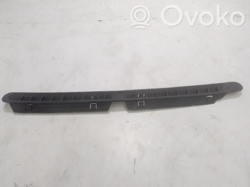 Moldura embellecedora   MB899606