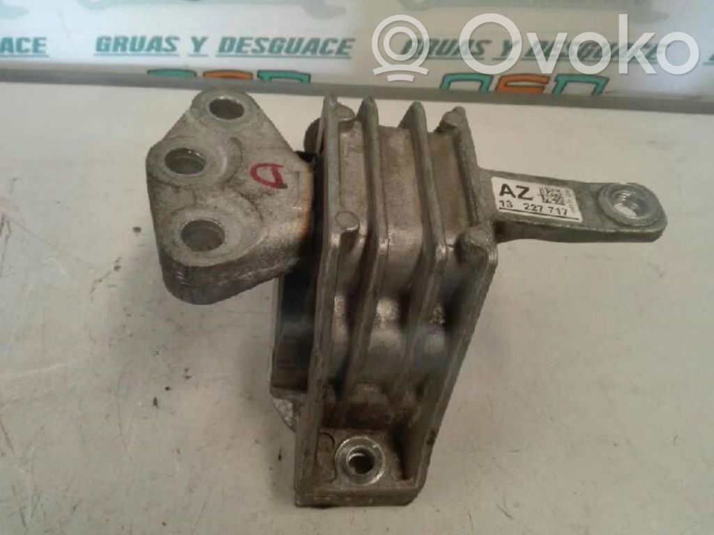Engine mounting bracket   13227717,13227717