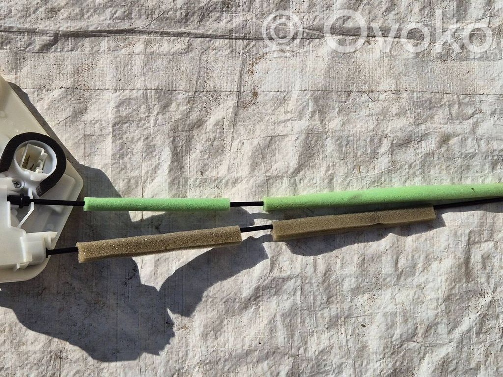 Priekšpusē slēdzene   SPLK71LB
