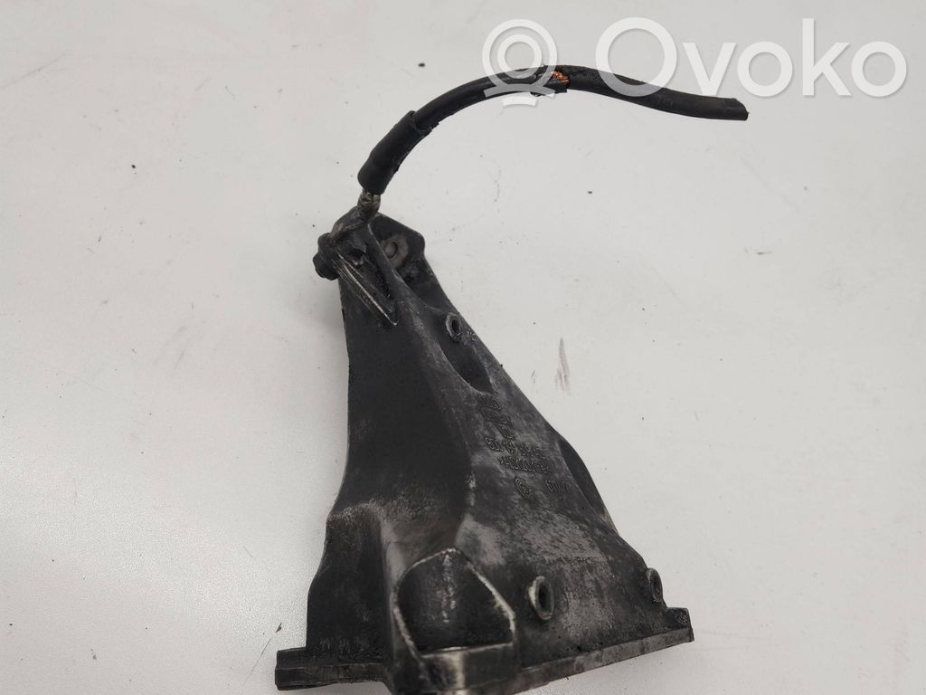 Engine mounting bracket   8D0199308AG