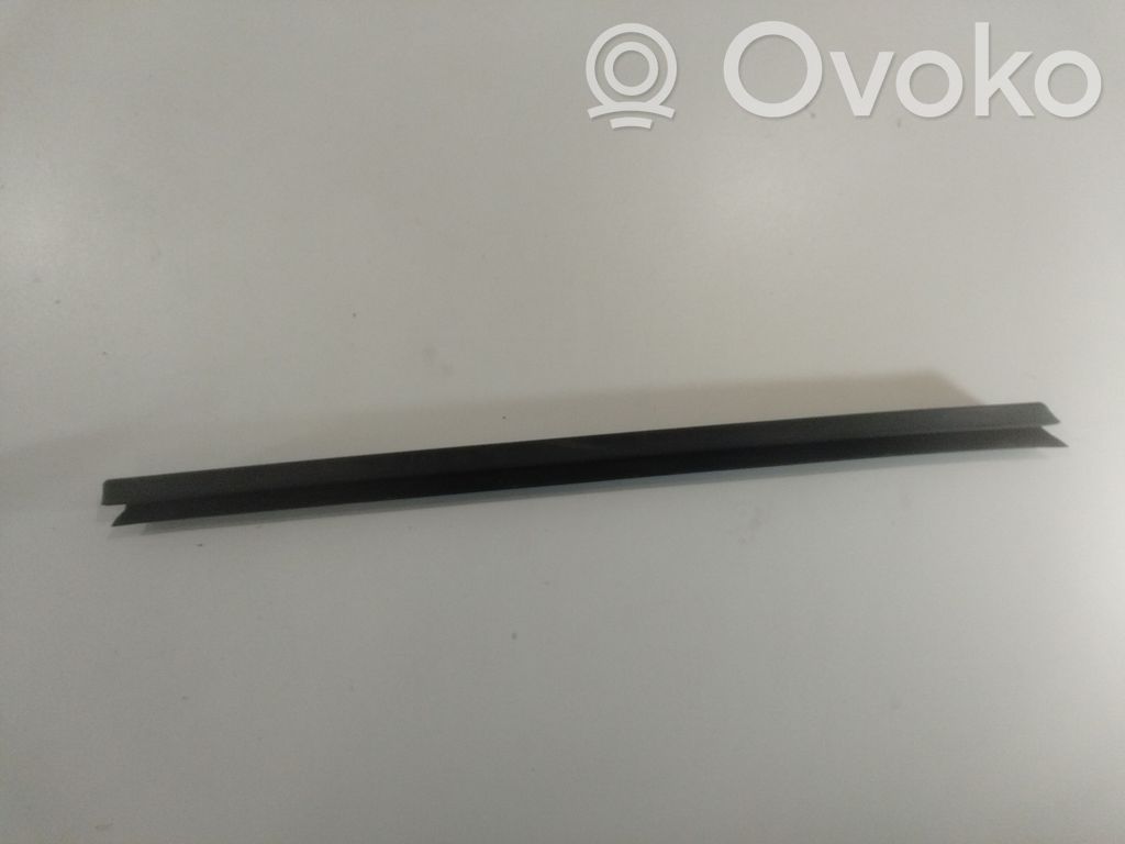 BMW 3 E90 E91 Priekinių durų stiklo apdaila 