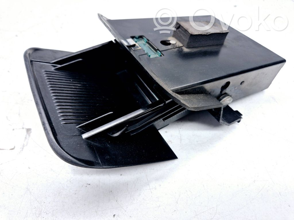 Volvo S70  V70  V70 XC Peleninė panelėje 