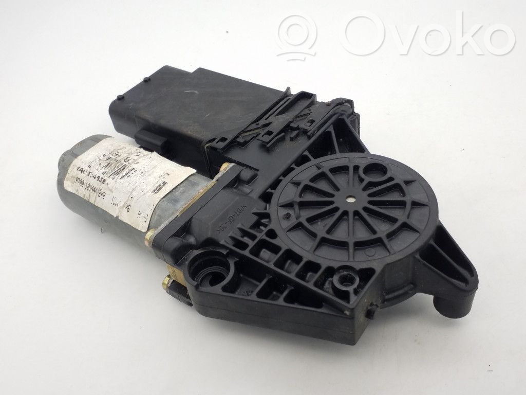 Volkswagen PASSAT B5.5 Silnik regulatora szyby drzwi przednich 