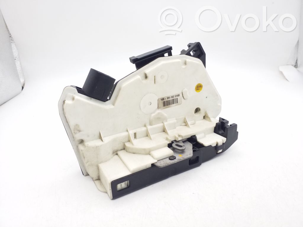 Volkswagen PASSAT CC Etuoven lukko 