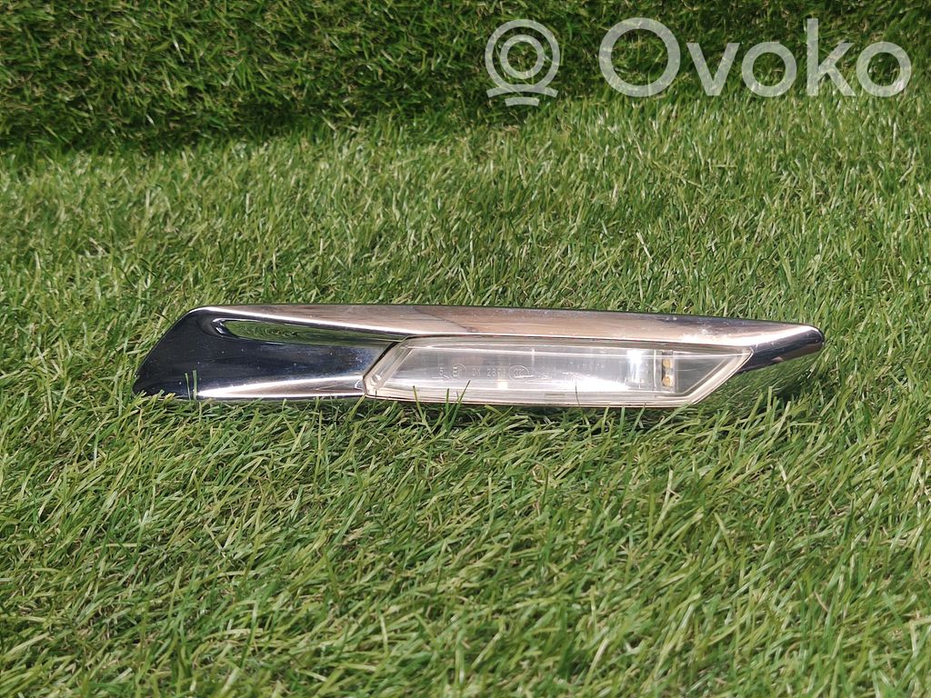 Front fender indicator light   7154168,7154170