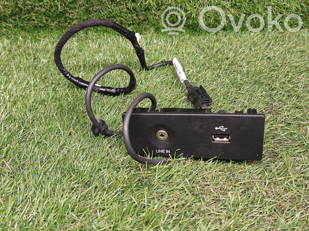 Ford Fusion II Enchufe conector entrada auxiliar 