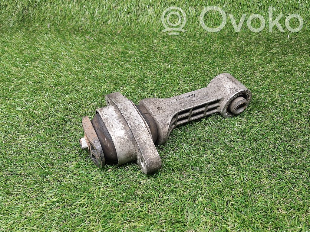 Engine mount bracket   21950A500