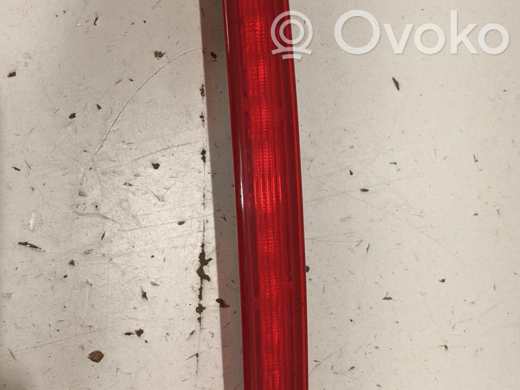 Troisième feu stop   D65151580B