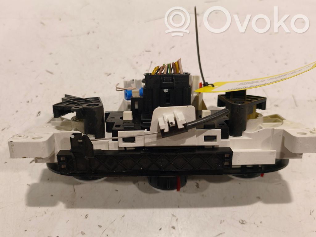 Renault Twingo III Climate control unit 