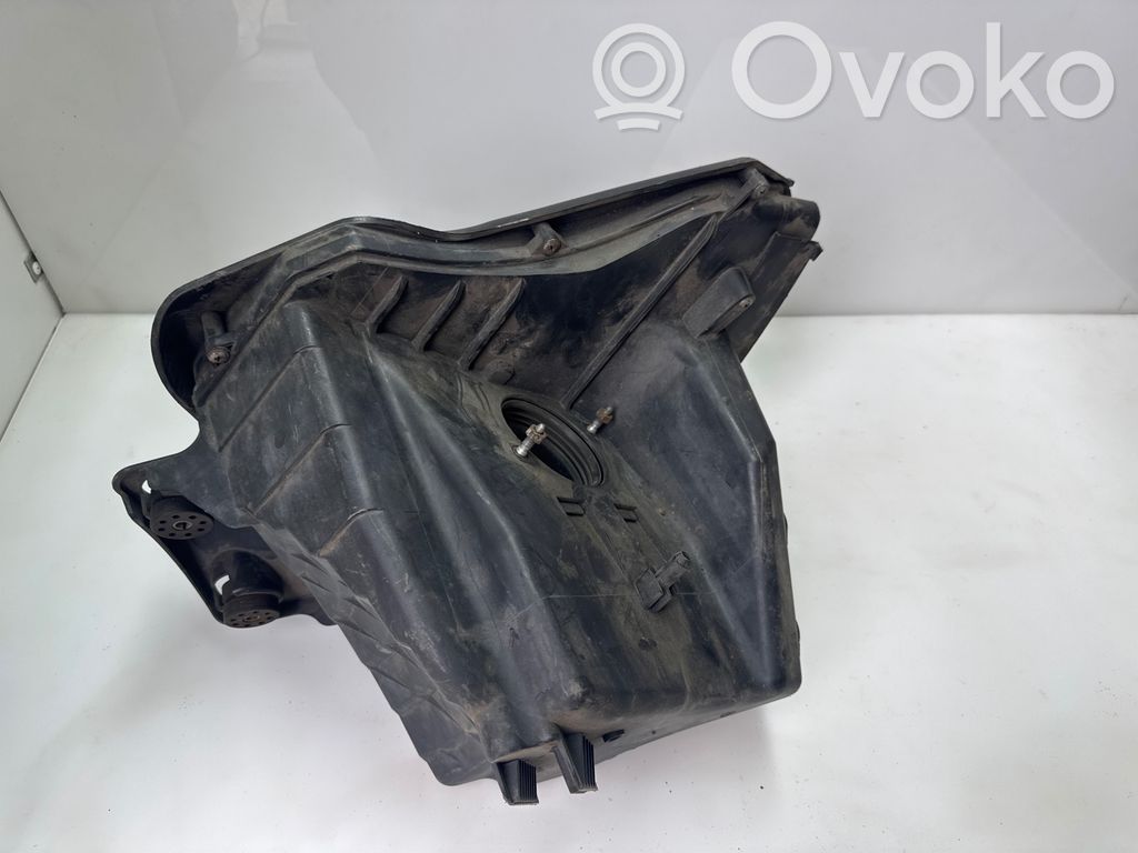 Air filter box   7508710