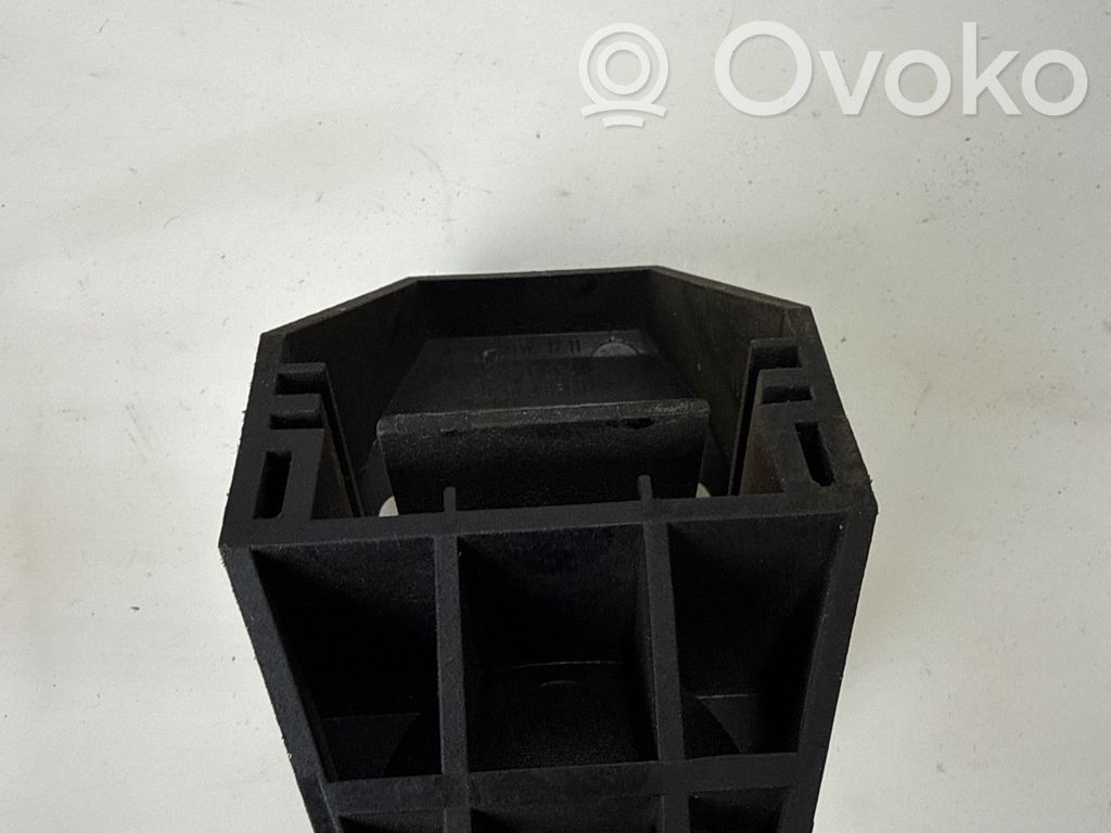 Radiator mount bracket   1436264