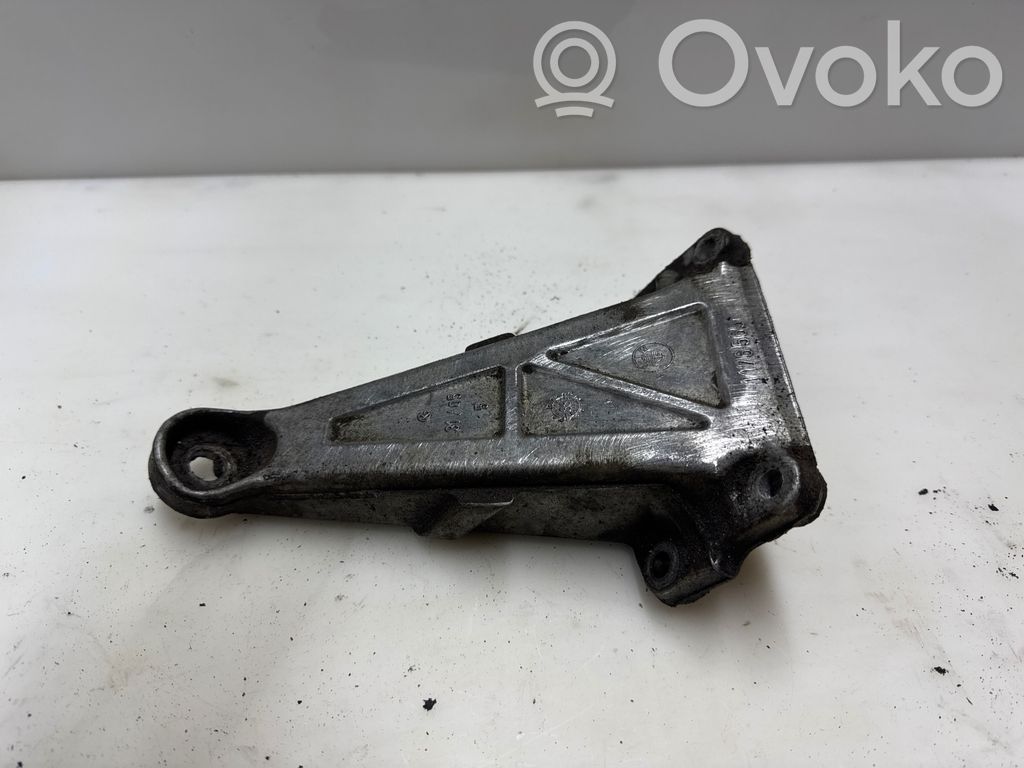 Engine mounting bracket   1176565