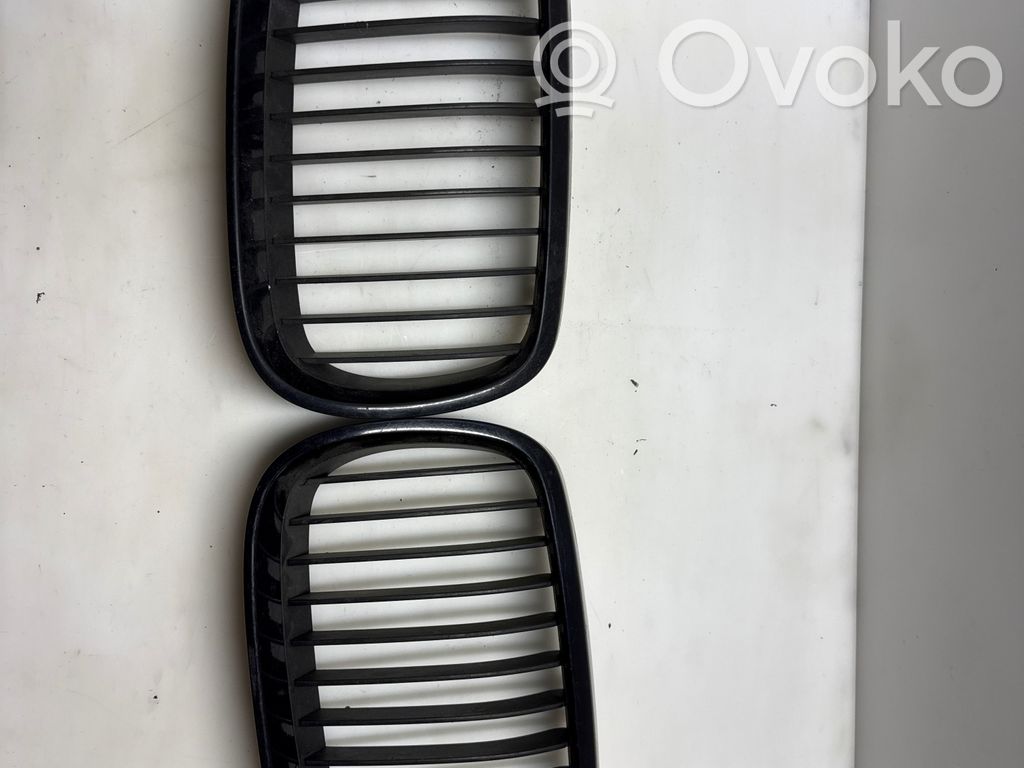 Oberes Gitter vorne   1648080407