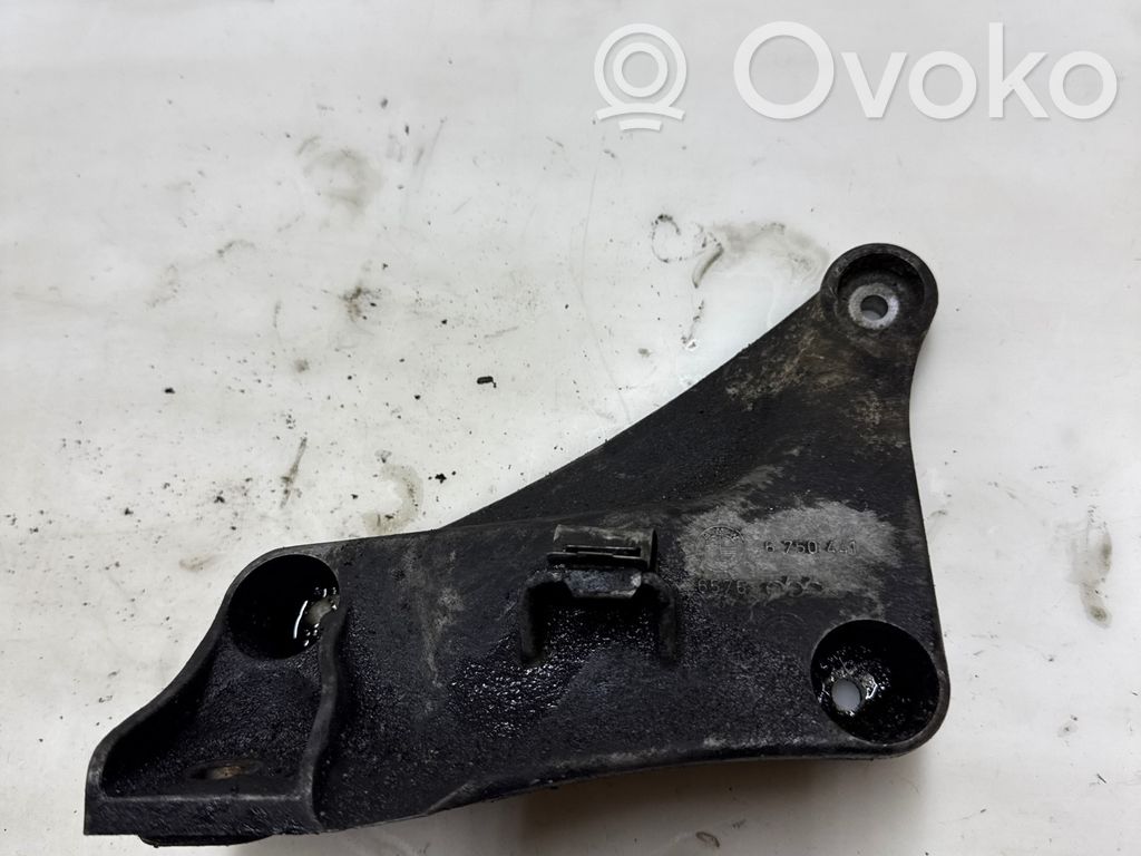 BMW 5 E39 Engine mounting bracket 