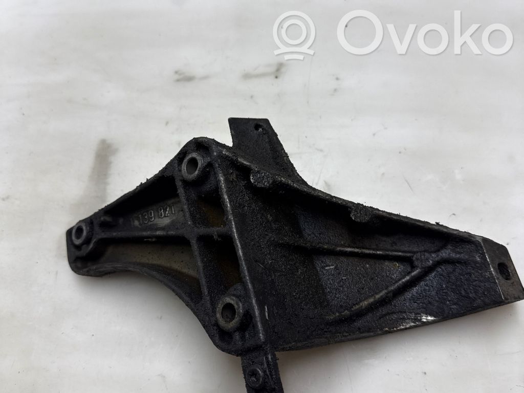 Engine mounting bracket   1139821