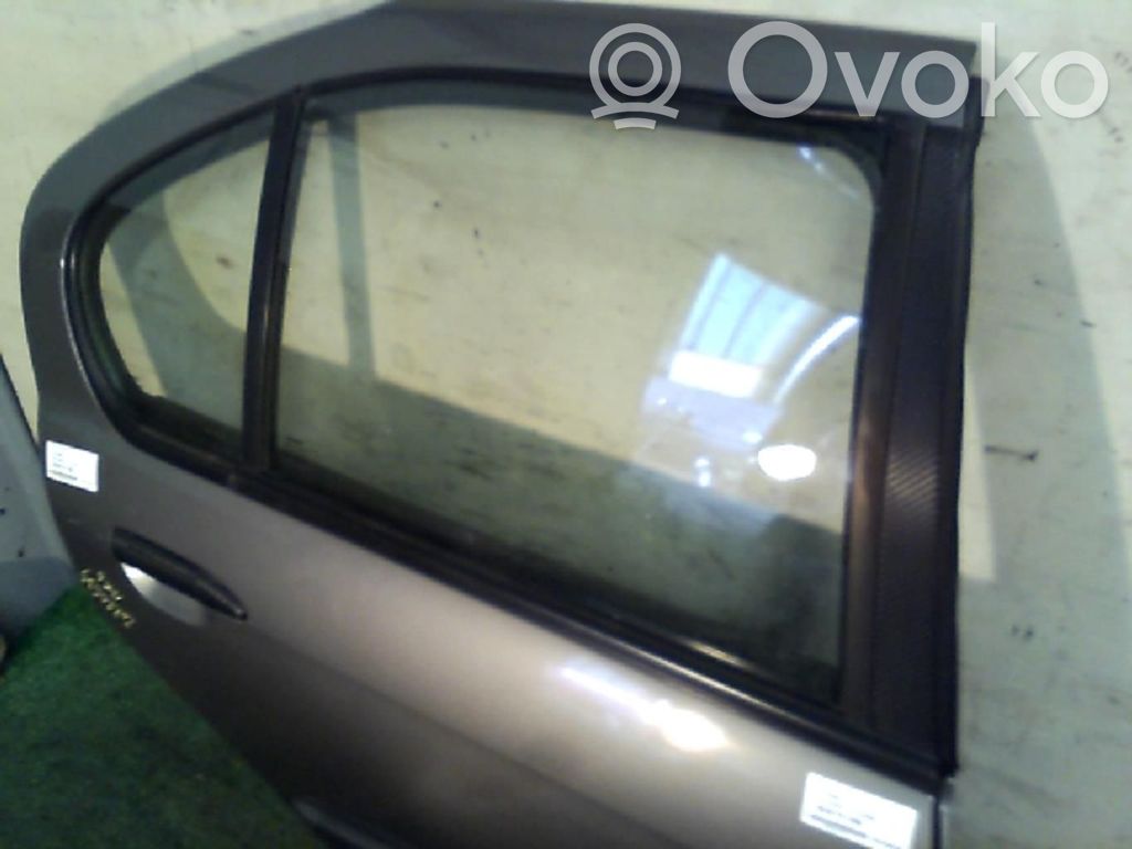 Nissan Primera Puerta trasera 