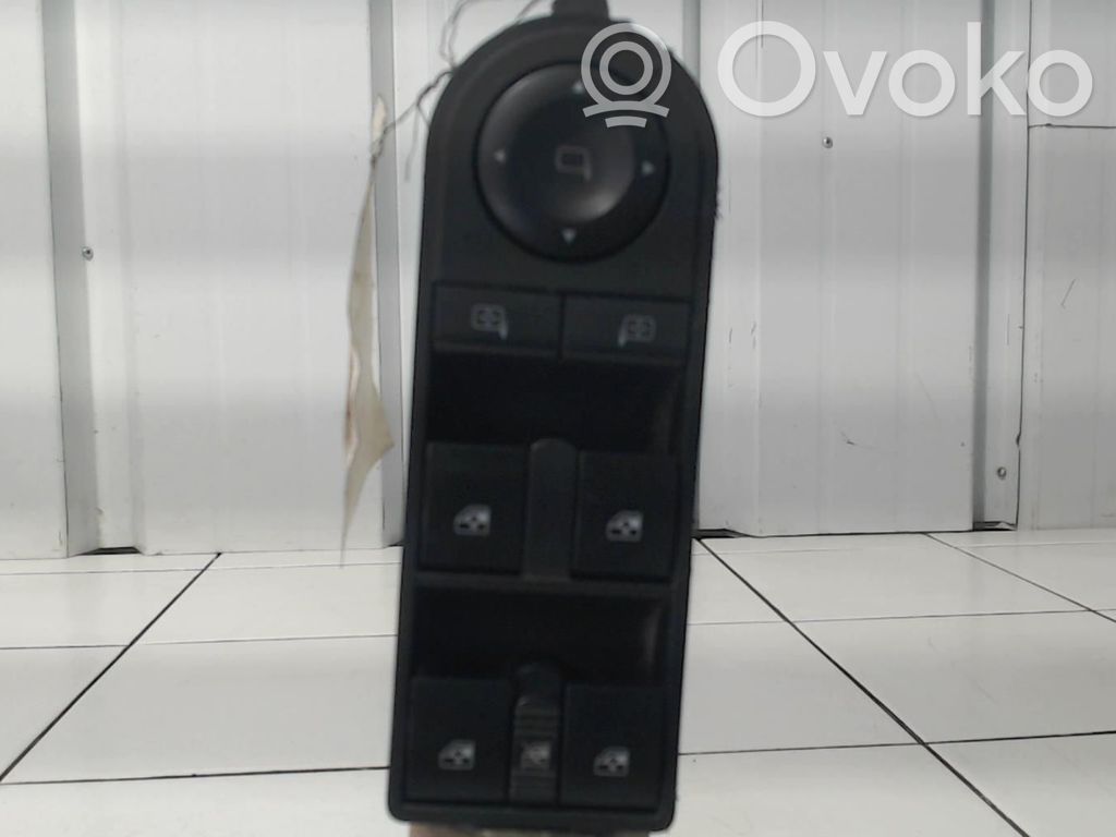 Opel Zafira B Interruptor del elevalunas eléctrico 