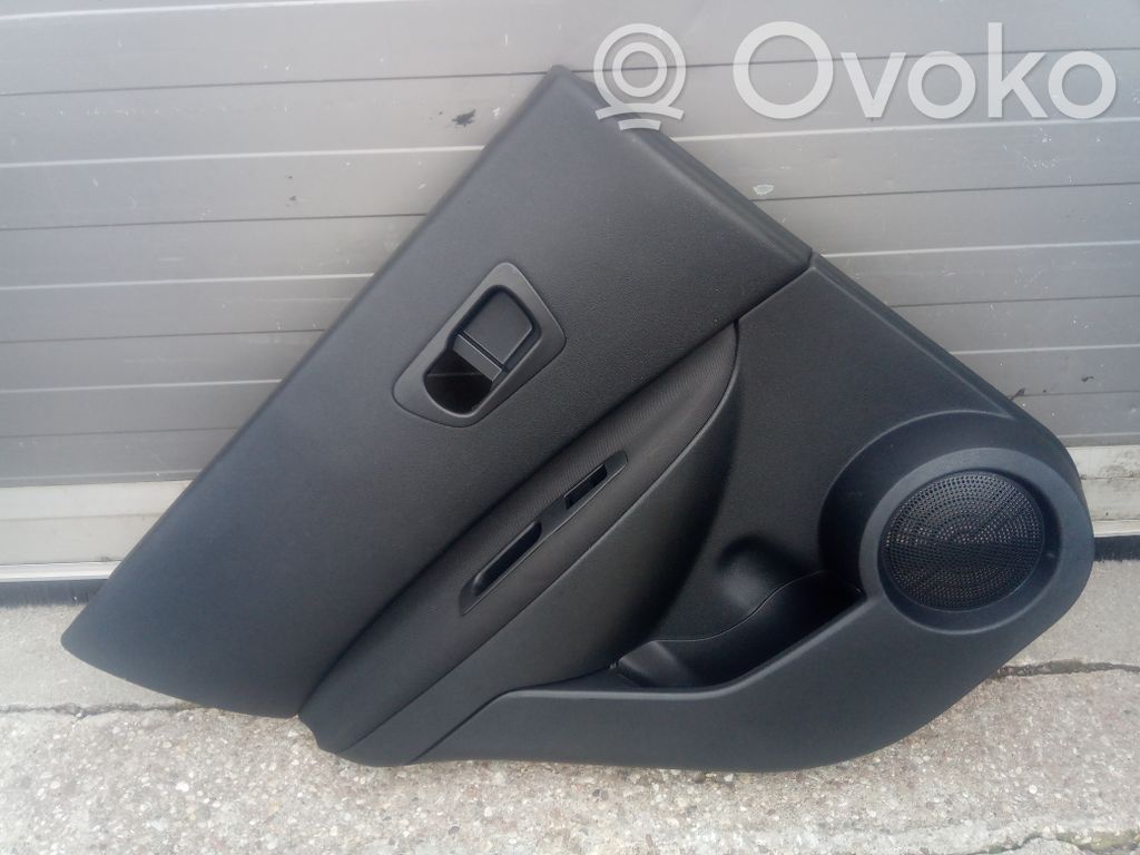 Nissan Qashqai Moldura del tarjetero de la puerta trasera 