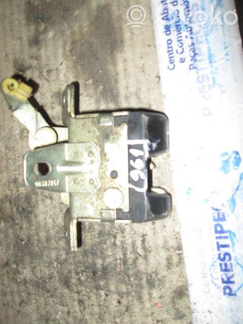 Aizmugurējā pārsega slēdzene (ārpusē)   90387847