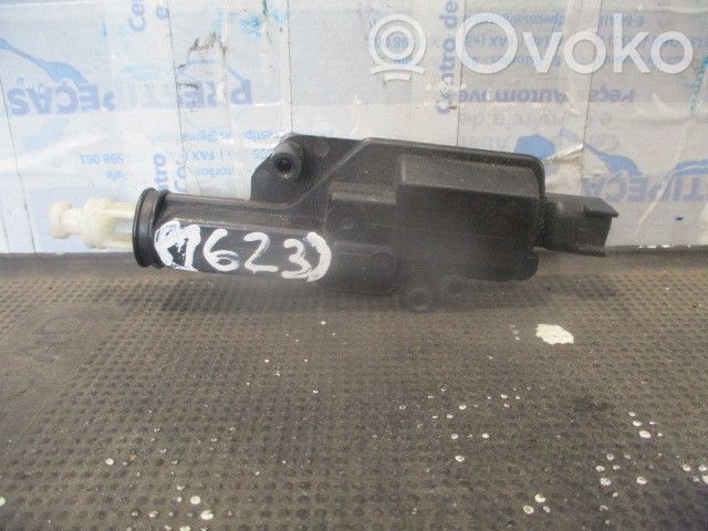 Tailgate exterior lock   2S6T432A98AE