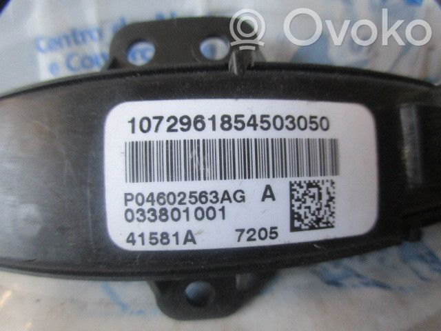 Botón interruptor de luz de peligro   P04602563AG,033801001