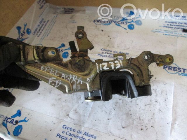 Opel Astra F Priekšpusē slēdzene 