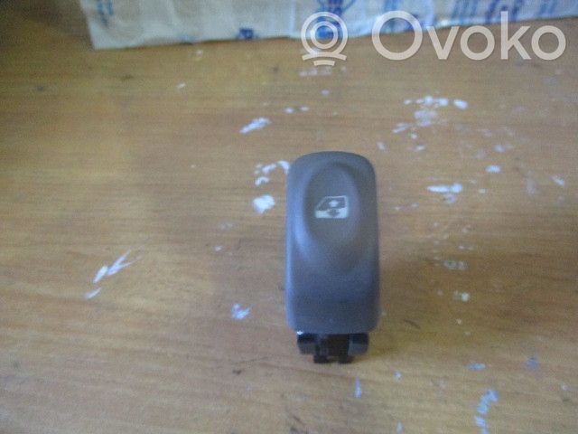 Renault Twingo I Electric window control switch 