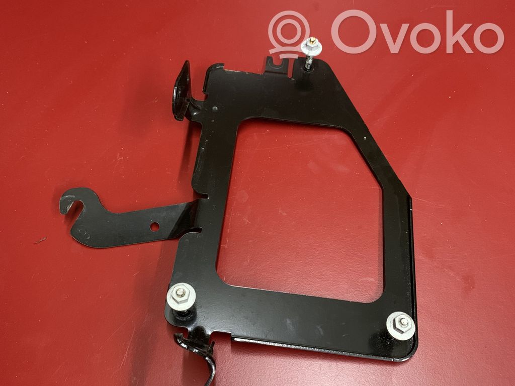 Muu moottoritilan osa   68218005AC,68218005