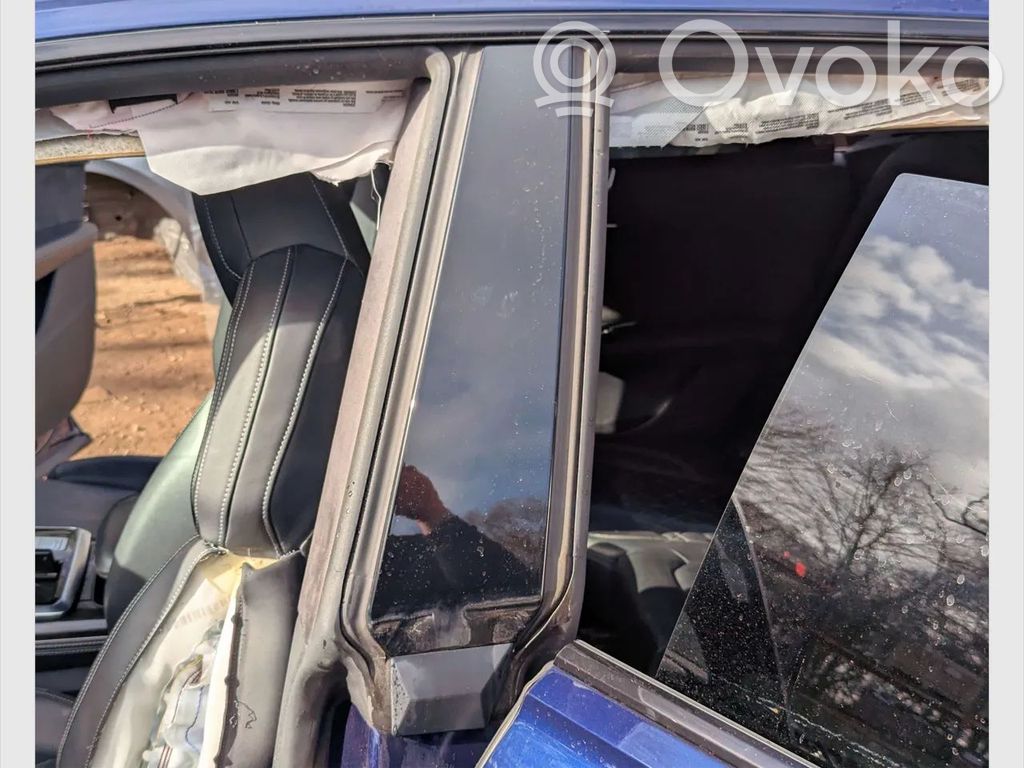 Audi Q8 (B) Pilarin verhoilu (ulkopuolinen) 