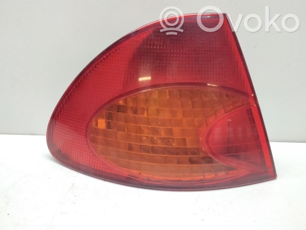 Toyota Avensis T220 Aizmugurējais lukturis virsbūvē 