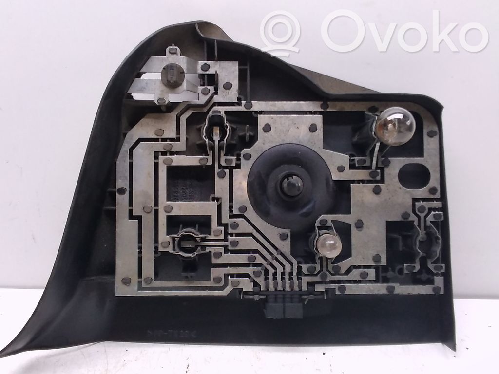 BMW 3 E36 Aizmugures spuldzes vāka turētājs 