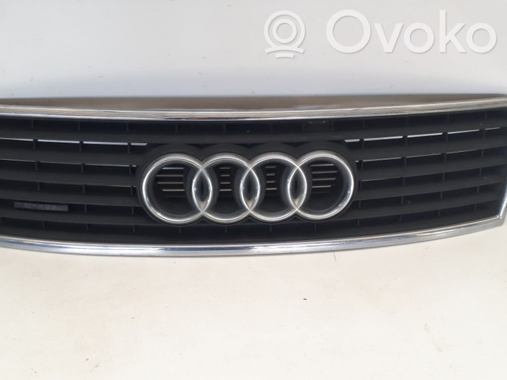 Audi A6 S6 C5 4B Etupuskurin ylempi jäähdytinsäleikkö 