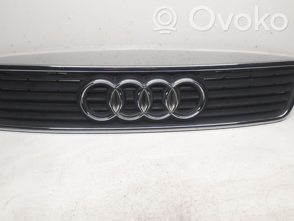 Audi A4 S4 B5 8D Etupuskurin ylempi jäähdytinsäleikkö 