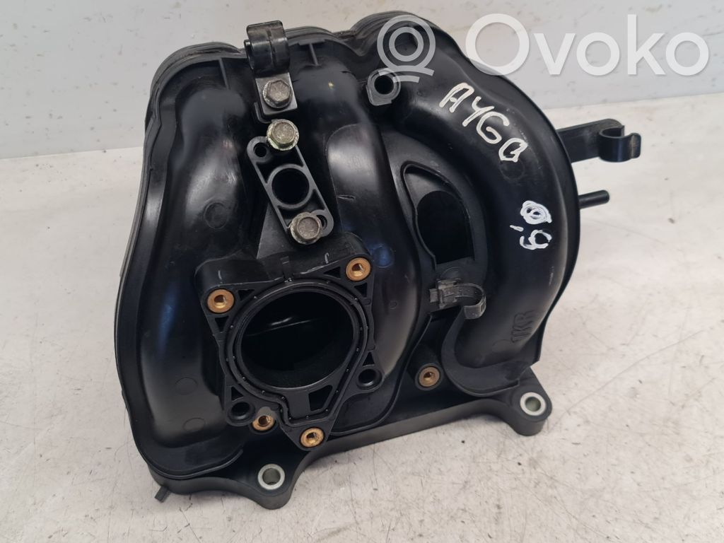 Toyota Aygo AB10 Всасывающий коллектор 