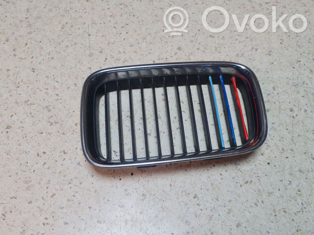 BMW 3 E36 Grotelės viršutinės 